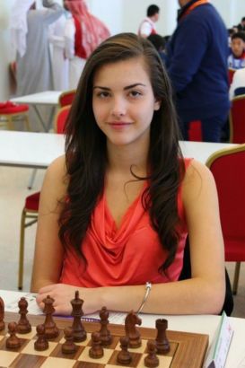 长相甜美6岁学棋(图)近日,加拿大的19岁国际象棋女棋手亚历山德拉-波