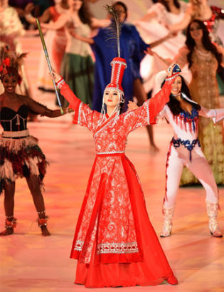 Spectacle: Some contestants flew thousands of miles to compete, such as Miss Mongolia, Battsetseg Turbat, who wowed in a beaded red outfit. ʵıݣһЩѡǧλɹСͼأεĺӮȫȲʡ