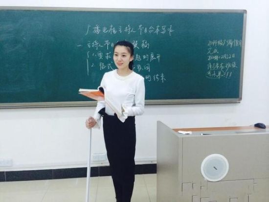 <em>美女教师</em>拄拐上课走红 被赞最<em>美女</em>腰_新浪教