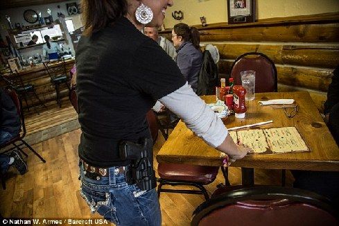 子弹代替小费 美国餐厅女店员配枪上班(双语)