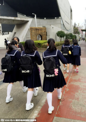 日本女学生大冷冬天穿丝袜真的不怕冷么?(图)