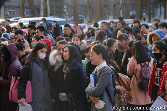 中国传媒大学2015年艺考初试现场火爆(图)