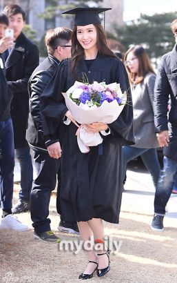 韩女星允儿大学毕业 穿学士服清纯可人(图)