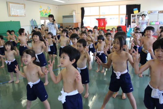 狠心<em>日本</em>幼师让娃在雪地里<em>裸体</em>赤脚做体操_
