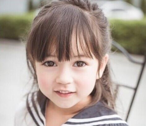 超~级~萌~的Jirada Moran(吉拉达·莫兰)是一位泰美混血小萝莉，今年5岁的她是泰国十大童星之一。吉拉达·莫兰代言过麦当劳、chanel童装、雅士利等数十个广告，还给泰国航空拍过宣传片，是当前超红的小美女哦~