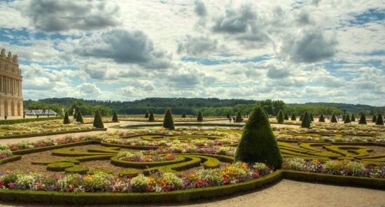 Gardens of Versailles, Versailles, France ķ԰ Tip: The Gardens of Versailles are the epitome of the French formal garden, known for symmetry and the principle of imposing order on nature. Incorporate these principles of symmetry and order into your own garden to give your home a stately air. ʿ԰Ƿʽ԰ĵͣԶԳƺͽȻ֮ϵԭơѧֶԳƺõԼļаɣһׯϵա