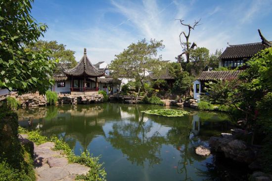 Master of the Nets Garden, Suzhou, China йʦ԰ Tip: Classical Chinese gardens blend architecture, art, and nature  ponds, rock works, trees, and flowers. When planning your garden, emphasize the harmony between your home and garden. ʿйŵ԰ְѽȻĳɽľΪһ塣ԼҵĻ԰ʱ򣬼ǵҪעؼ԰ͻ԰ĺгͳһ