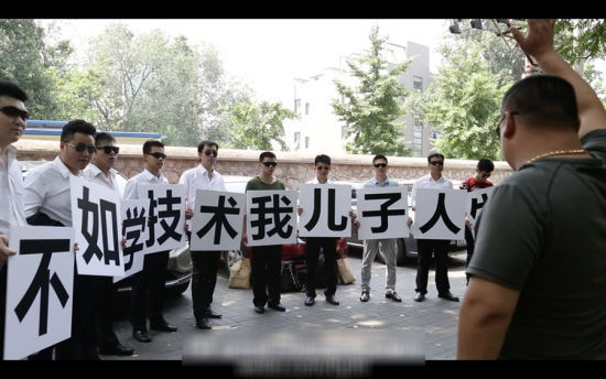 一戴着金项链、金戒指、金手表的土豪男站在豪车旁指挥人墙 一戴着金项链、金戒指、金手表的土豪男站在豪车旁指挥人墙