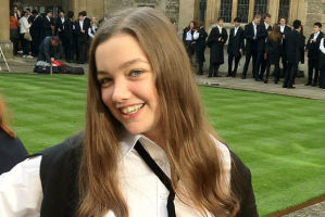 英国牛津大学毕业生为攒学费在游乐场工作
