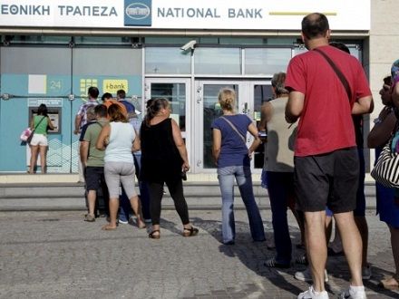希腊金融危机加剧 银行集体停业至7月(双语)