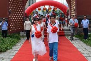 吉林高考状元走红毯拜孔子拿奖金(图)