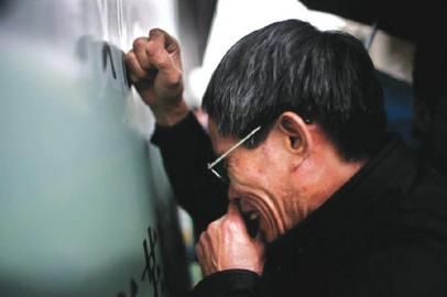 2013年一审宣判后，林父失声痛哭。