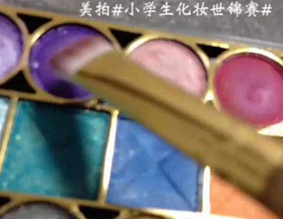 8��19�գ����ѡ�aillis��Ҳ�μ��ˡ�Сѧ����ױ�������������ϴ����Լ��Ļ�ױ��Ƶ�������Һ��BB˪���۷ۡ�����˪���߹�۵ס�������ʱ��1�ֵ���Ƶ�У����������Ⱥ�Ĩ��6�㣬֮����Ϳ��Ӱ�ʹ��ʡ�