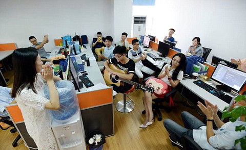 外媒表示不解 中国竟有程序员鼓励师(双语)