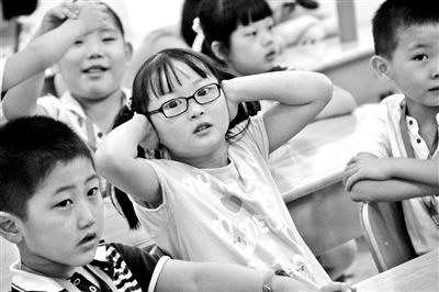 孩子们开学感受爱:老师给桌椅贴防噪脚垫