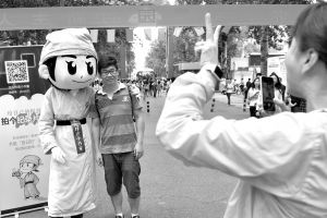 北交大新生报到 伴读小书童抢镜(图)