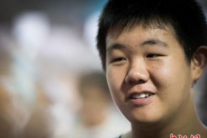 15岁男孩大学报到 高考超一本线106分(图)