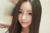 同济校花置身麦田神情陶醉