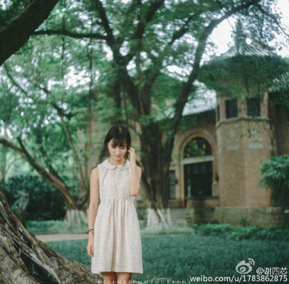 毕业于浙江师范大学的校花@谢四芯在微博晒出唯美写真