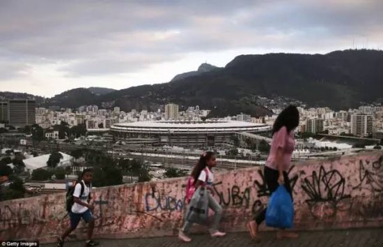 离里约的奥运会场不到一公里远，就是里约的一处贫民窟