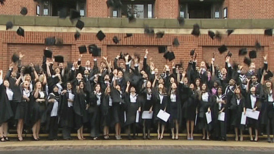 调查:英国大学毕业生工作职位大幅增加_BBC