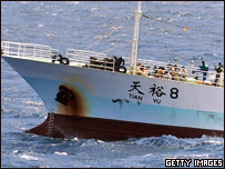 Somali pirates guard Chinese hostages