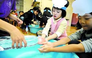 日本幼儿园中，孩子们快乐洗手。