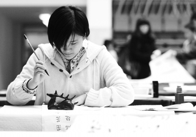 2012“金台杯”中小学生书法大赛复赛评选活动在北京举行，200名中小学生参加比赛。 新华社发