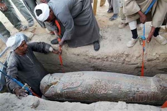 Egypt: archeologists find 3,600-year-old mummy; 3 Germans tried for antiquities smuggling