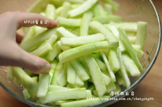 大口啃西瓜更要大口吃凉拌西瓜皮