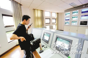 工作人员调试监控设备 工作人员调试监控设备