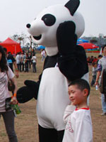 熊猫人很受小朋友欢迎