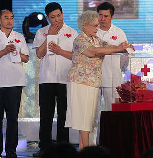 八旬秦怡奉献爱心感动众人 同胞手足情常在