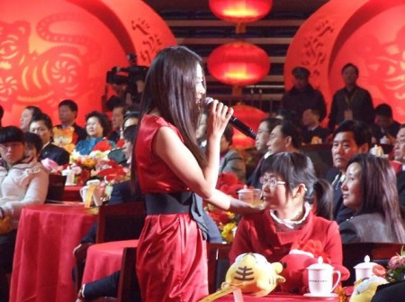 阿鲁阿卓现身安徽卫视春晚 演绎《相濡以沫》