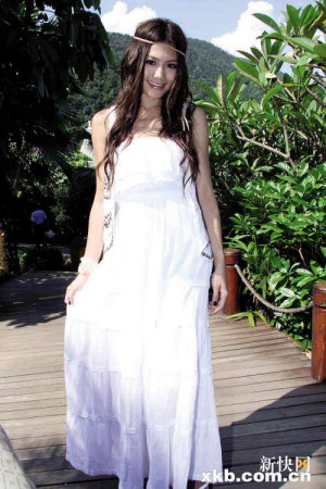 周秀娜纯情戏水掩性感身材 将接拍沙排动作电影