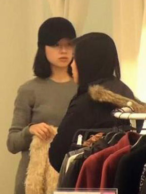 组图：董洁时尚装扮逛商场 复出后转型熟女