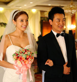 韩彩英《小两口》披洁白婚纱