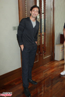 组图:阿德里安-布罗迪亮相 赞冯小刚专业