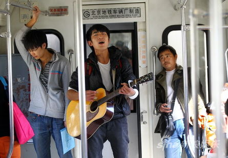 阿飞在地铁上唱歌
