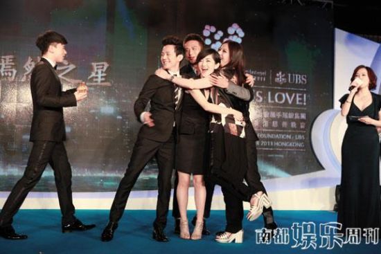 新旧"嫣然之星"交接,张杰,邓超为2013年"嫣然之星"快乐家族和赵薇颁奖