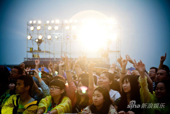 武汉草莓音乐节落幕 彭坦回老家雨中浪漫_总览_娱乐_中国台湾网