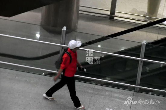 王宝强离京拍新片 墨镜遮面无表情(图)