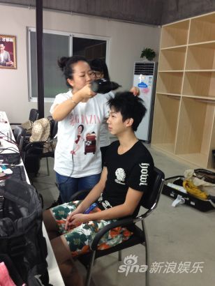 快男贾盛强白举纲连夜拍摄主题大片