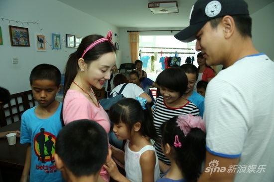 贾乃亮李小璐素颜做公益 不在乎作秀质疑