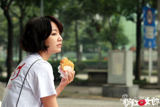 《<em>粉红女郎</em>》曝剧照 阿雅带<em>色房东</em>见岳父_总览