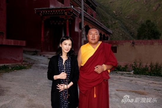 黄圣依盛装出席慰问演出 虔诚膜拜当卡寺