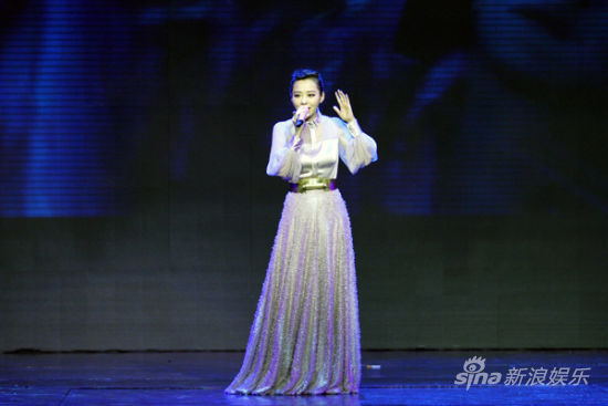 张靓颖助阵北京放映 薄纱透视长裙亮相