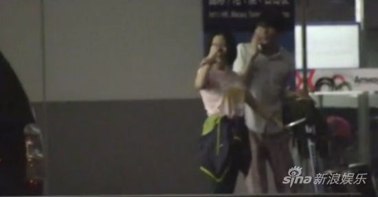 姚贝娜侯磊同住酒店疑相恋 回应:录节目