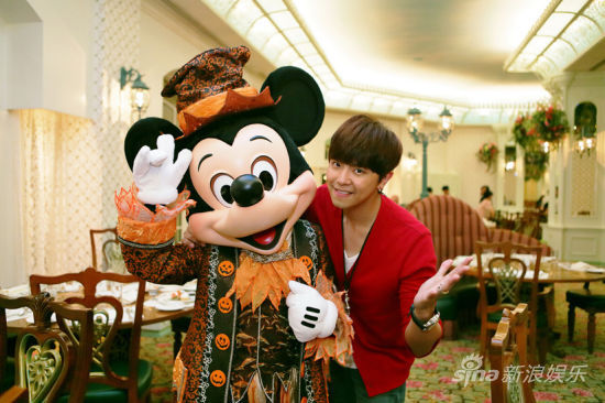 黄鸿升赴迪斯尼拍MV 进鬼屋承认被吓到 - 迪斯