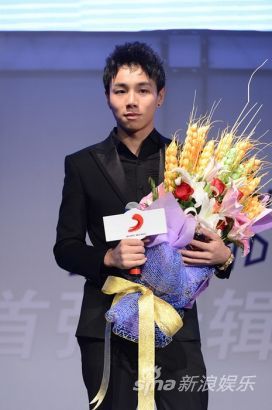 李尚尚宣传忙不停 透露新歌在游泳馆创作